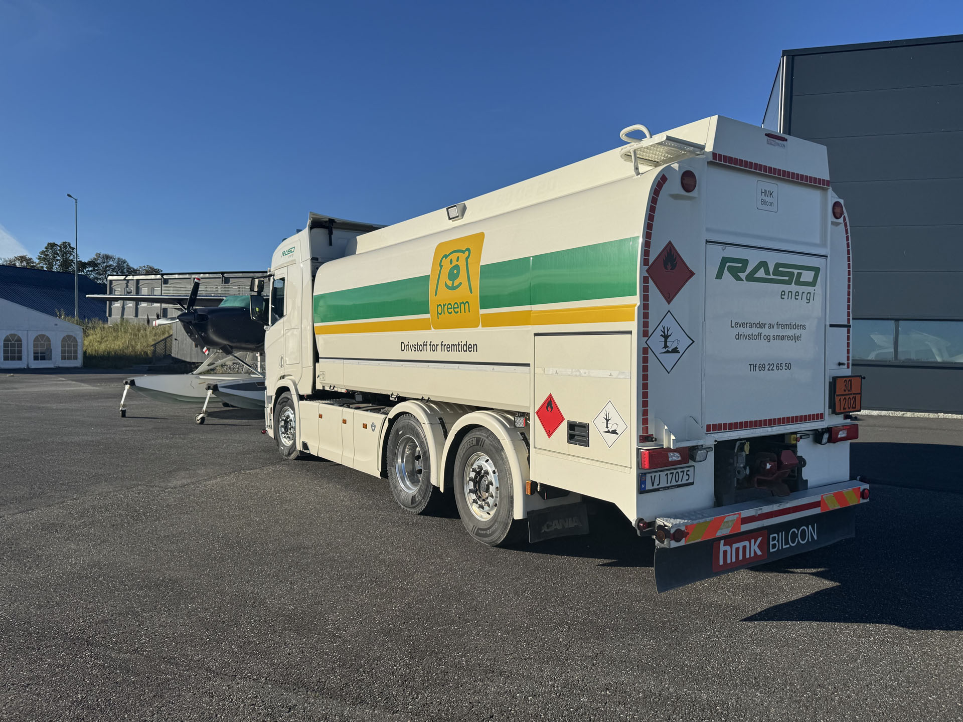 Lastebil i merket Scania med logo til Preem og RASO Energi på